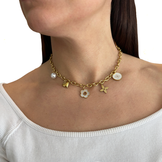 collar dorado con dijes de acero 