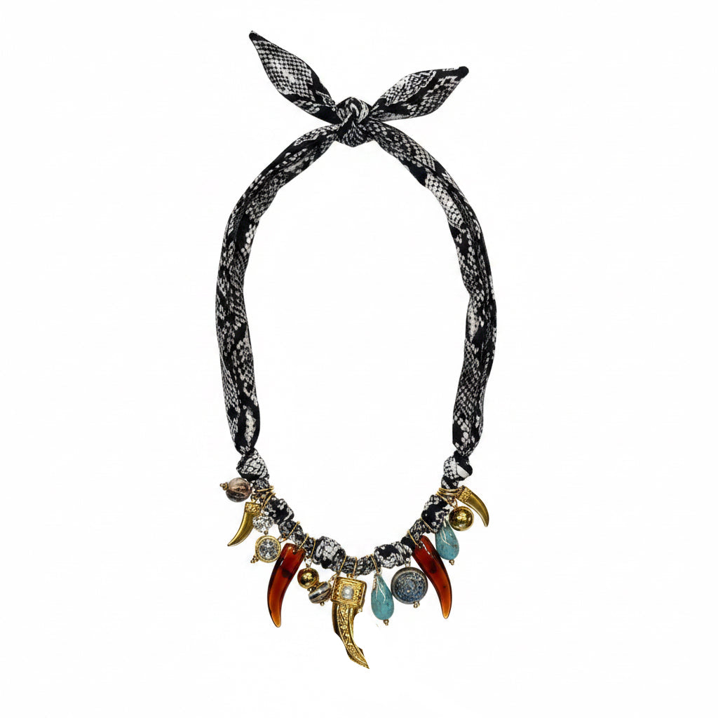 Collar pañuelo con cuernos