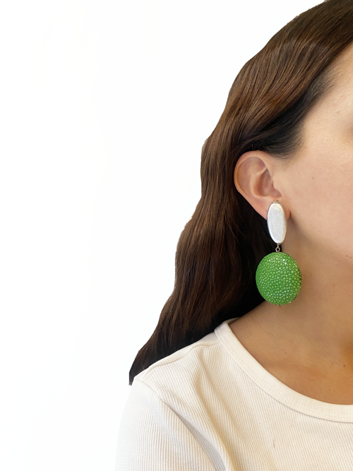 Aros plateados y verdes