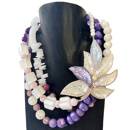 collar violeta y blanco