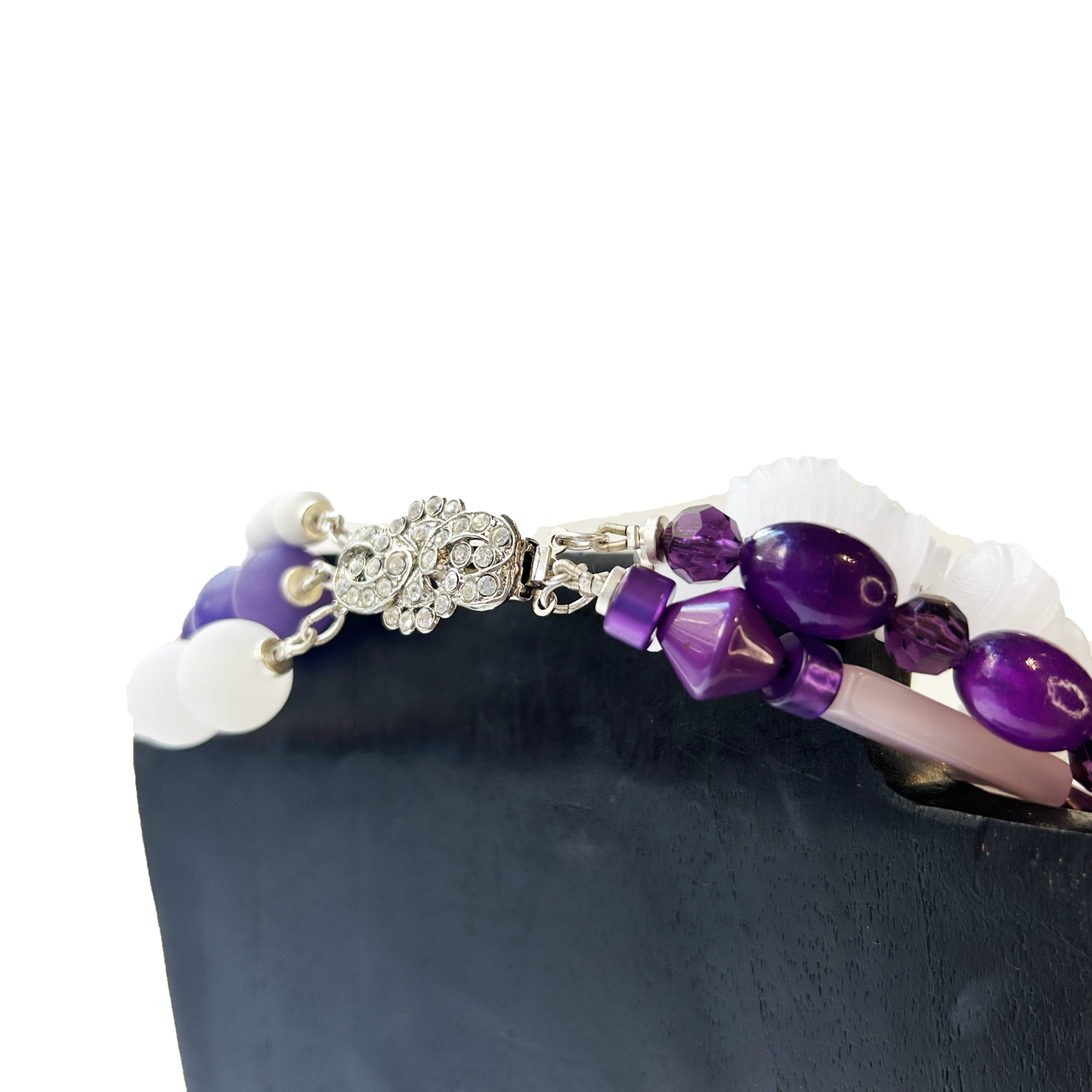 Collar blanco violeta con hoja bordada.