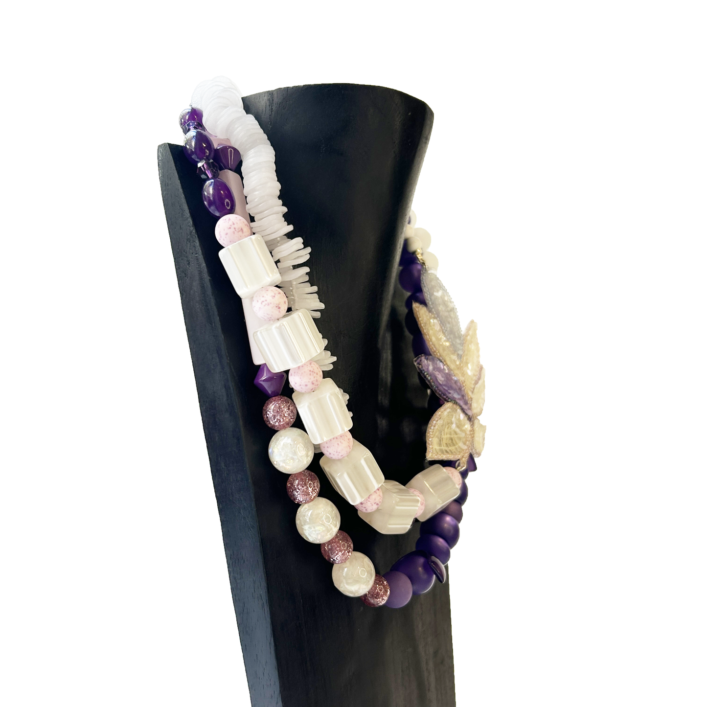 Collar blanco violeta con hoja bordada.