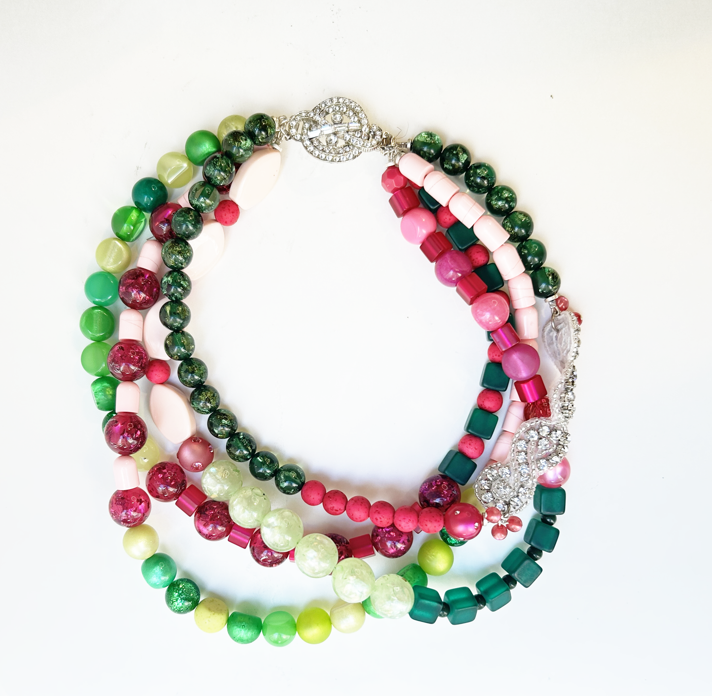 Collar fucsia, verde y rosa