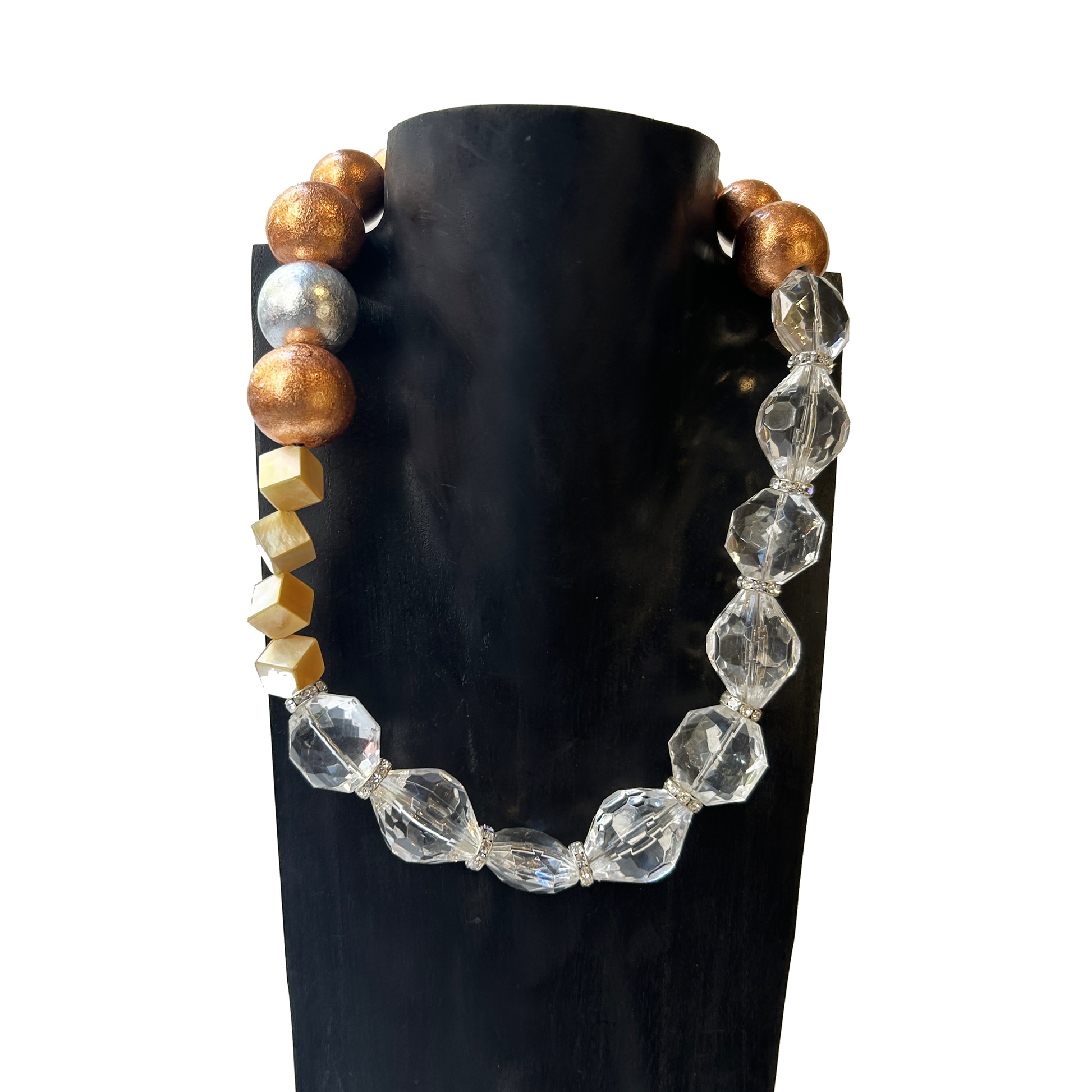 collar corto de resina dorado blanco  y trasnsapente.