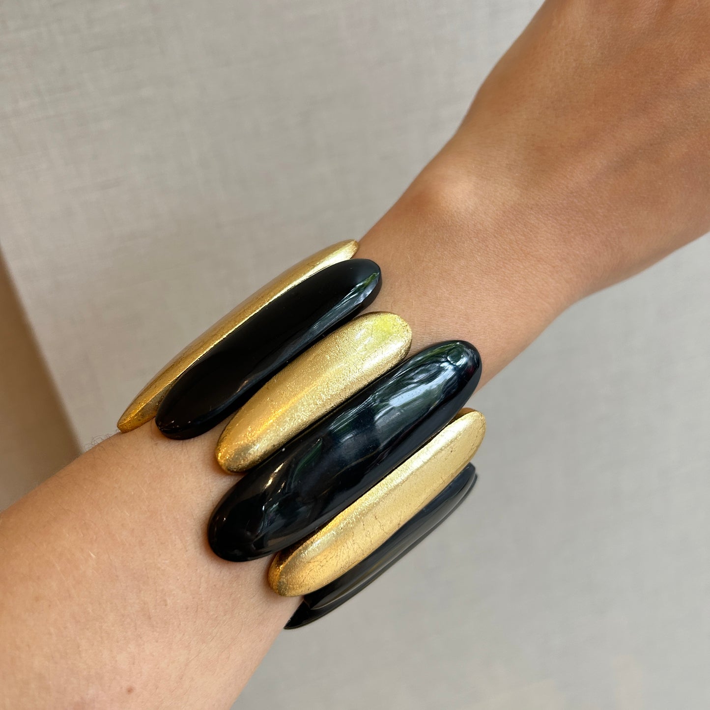 Pulsera dorada y negra