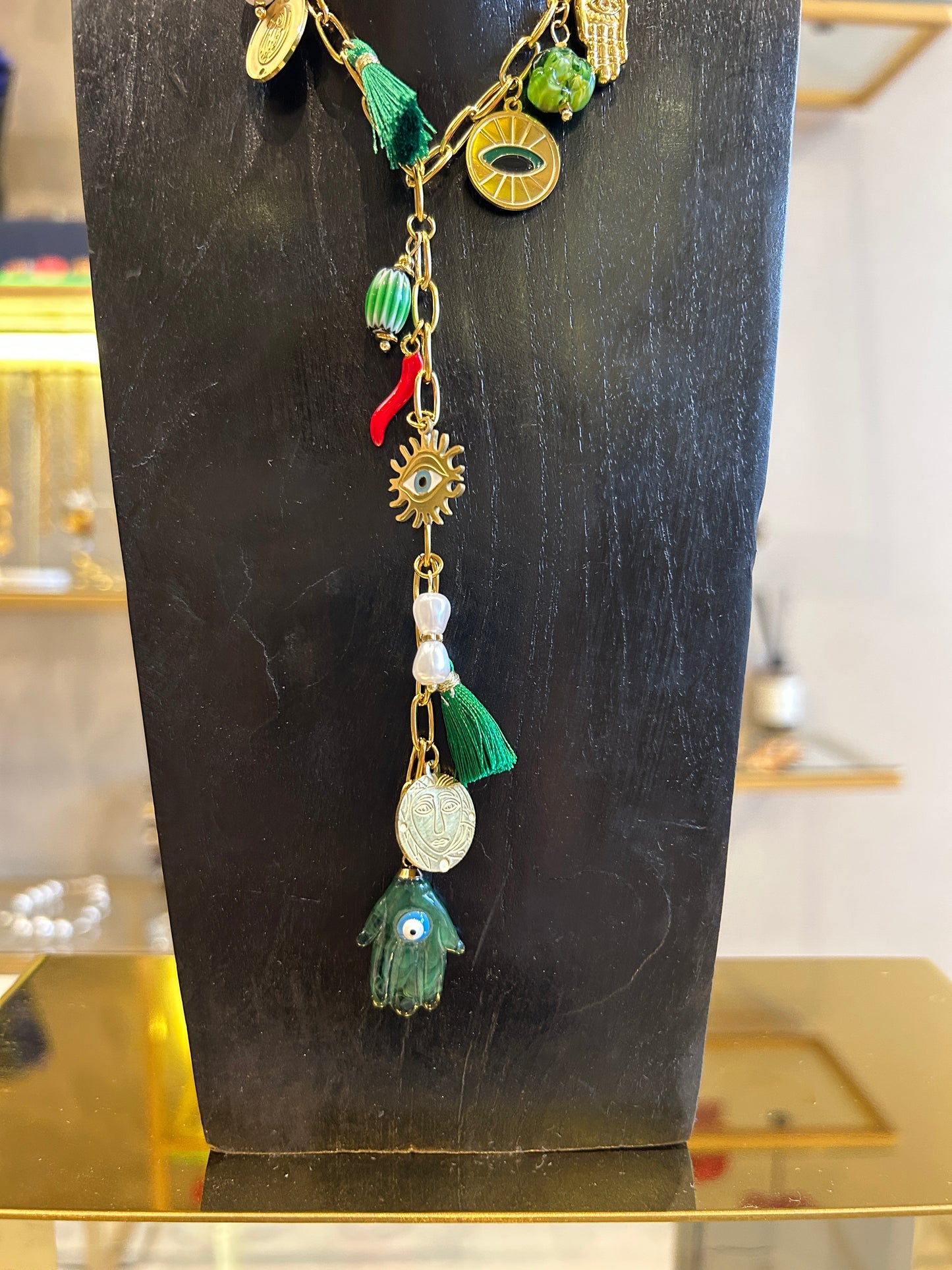 Collar corbatero dijes protección