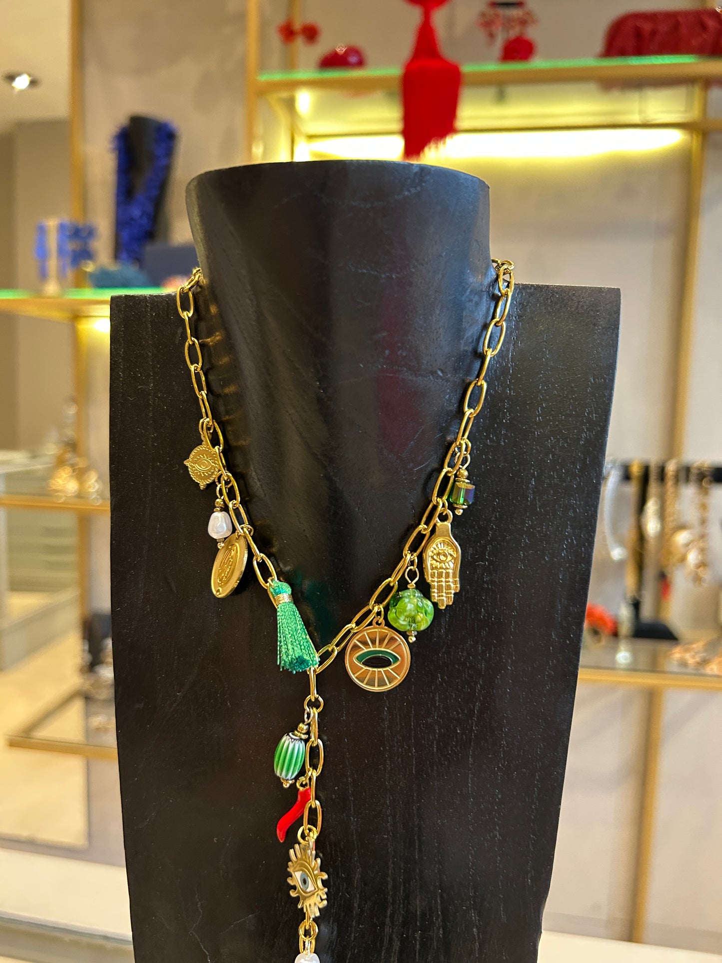 Collar corbatero dijes protección