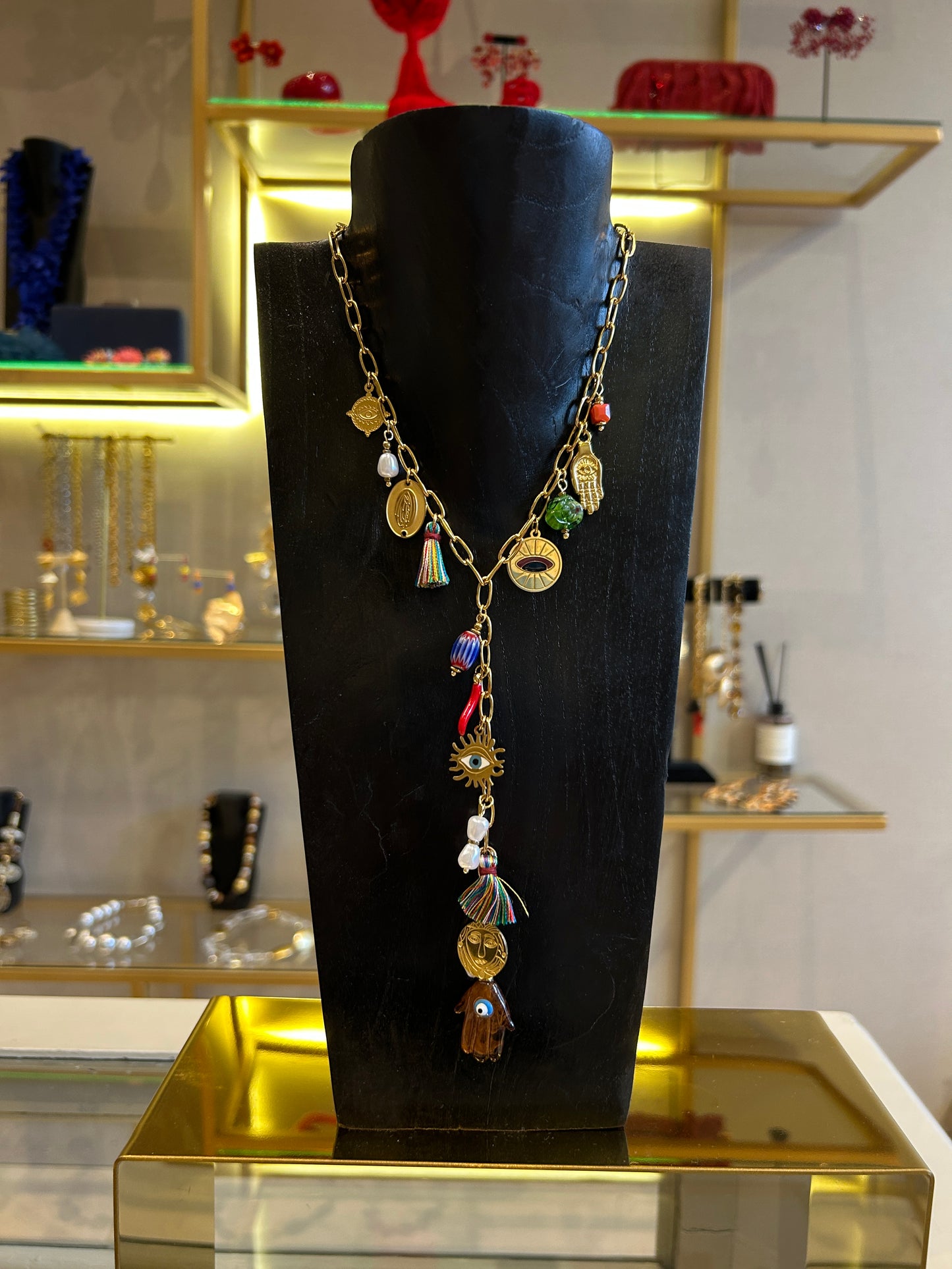 Collar corbatero dijes protección