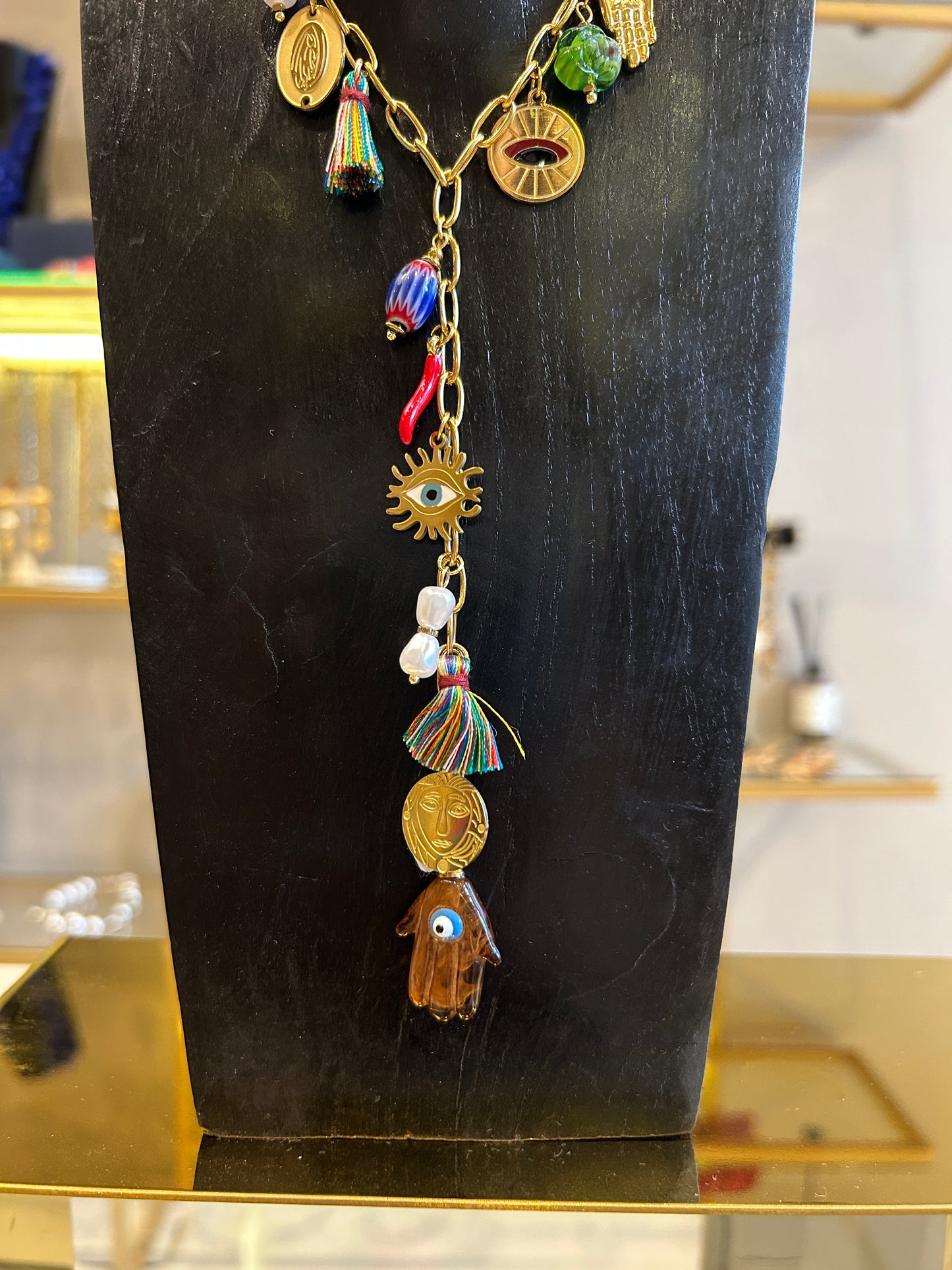 Collar corbatero dijes protección