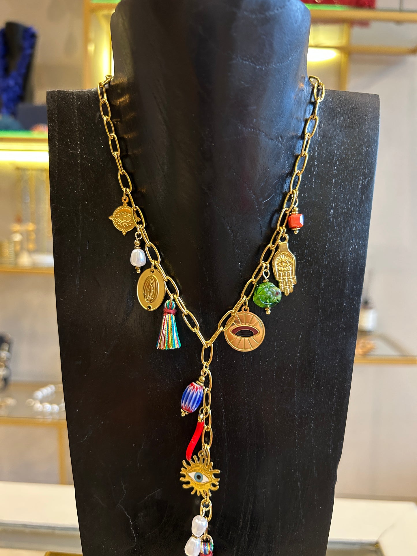 Collar corbatero dijes protección