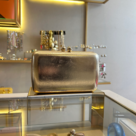 bolso dorado de cuero clutch
