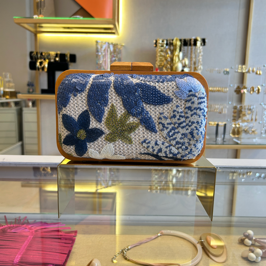 Bolso bordado con madera
