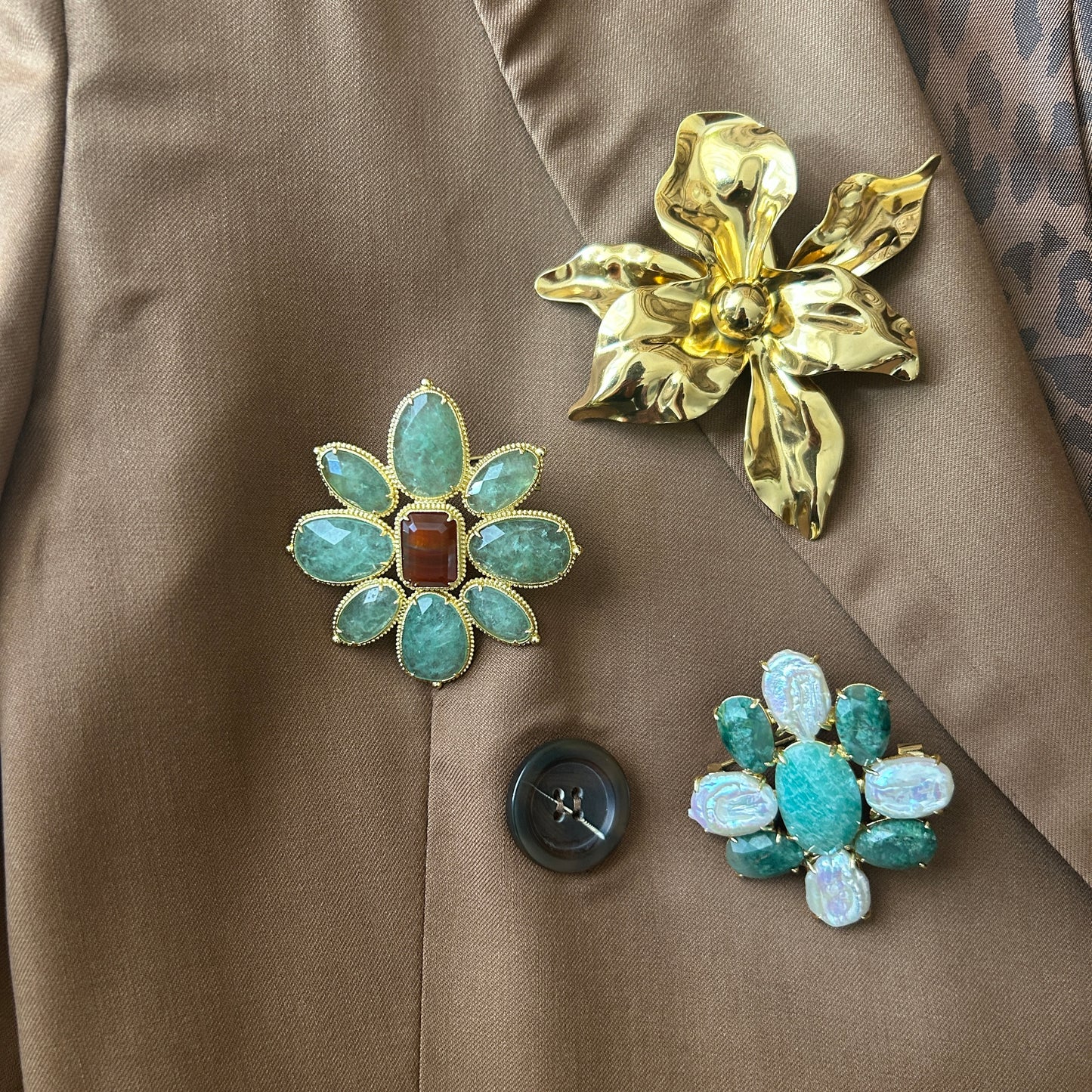 Broche de flor dorado
