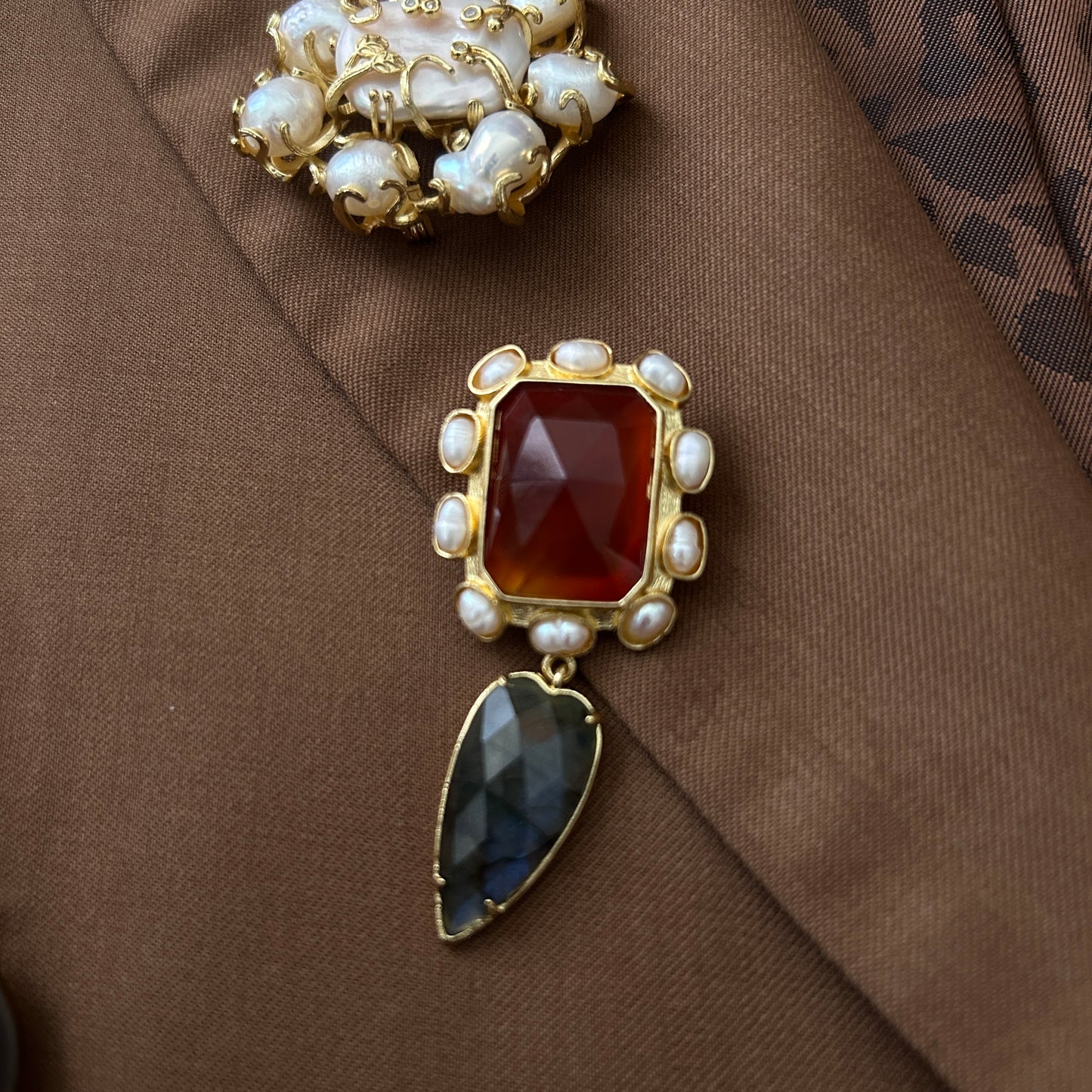 Broche rectangular con piedra colgante