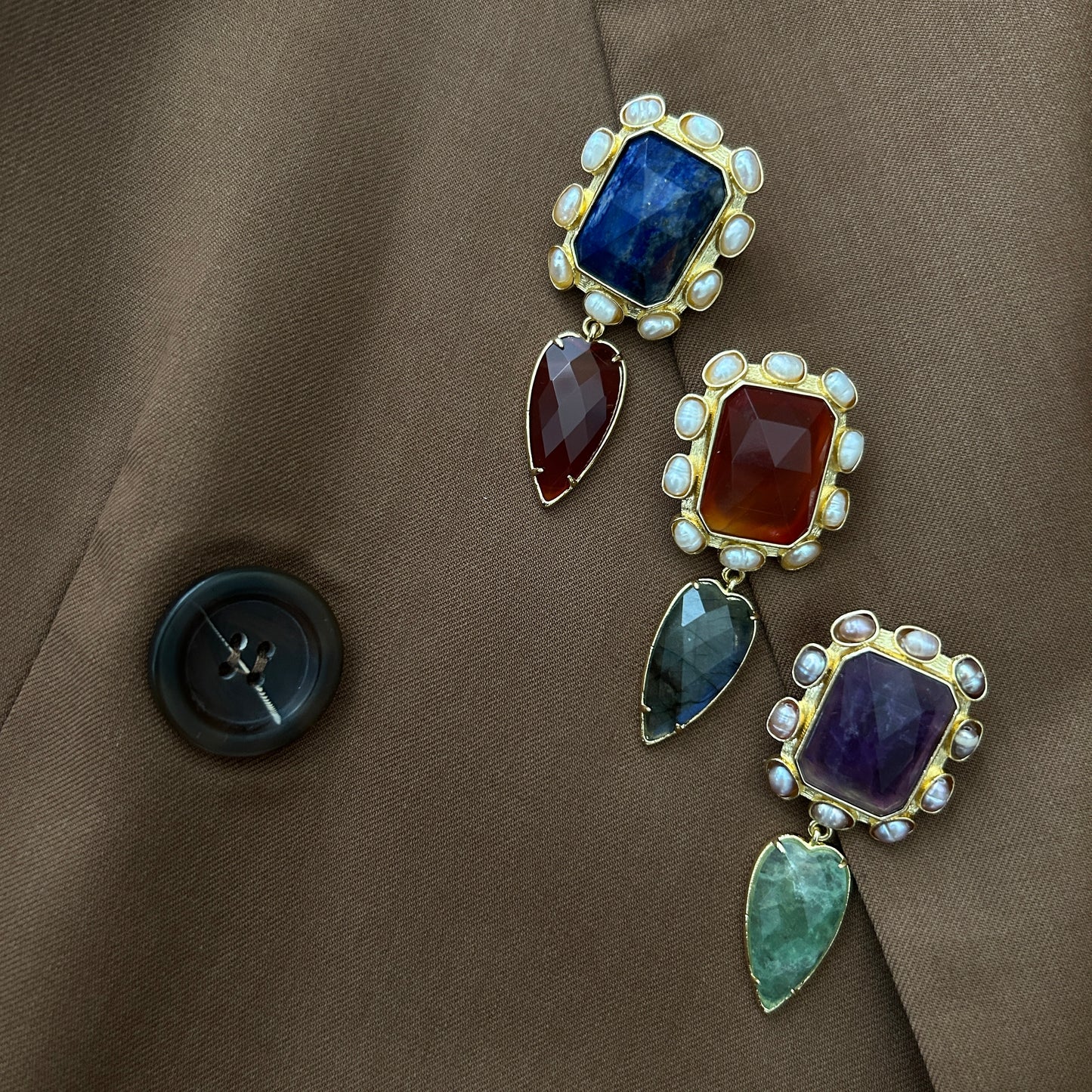 Broche rectangular con piedra colgante