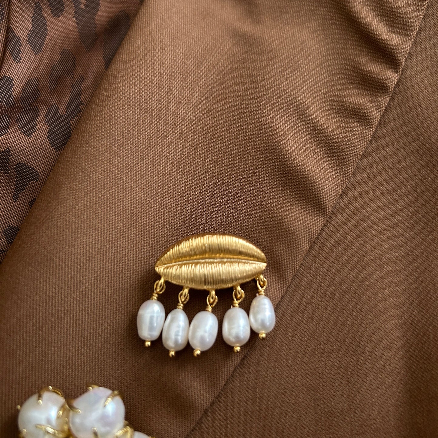 Broche boca con perlas