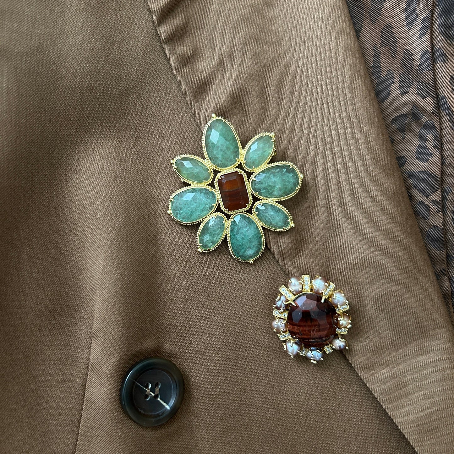 Broche ojo de toro con perlas rosadas