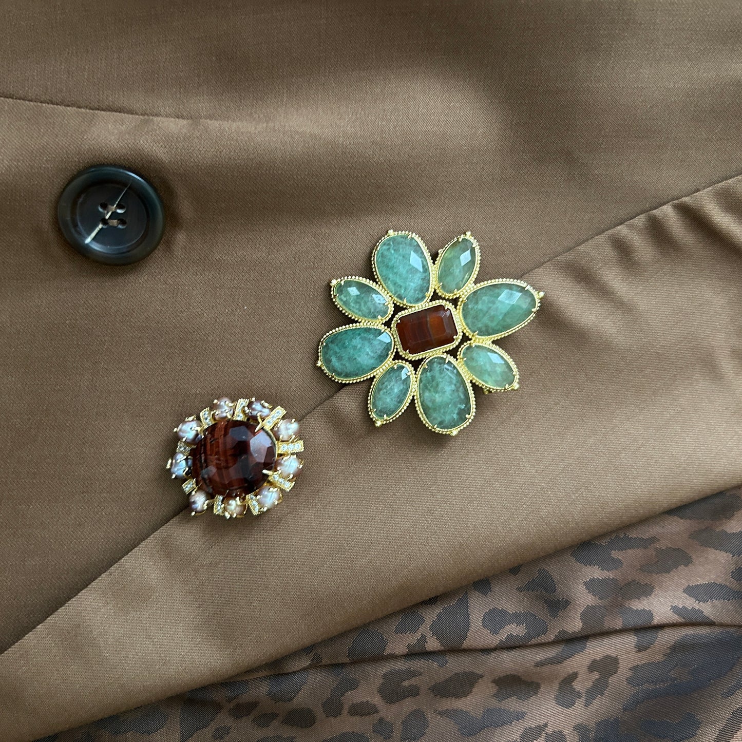 Broche ojo de toro con perlas rosadas