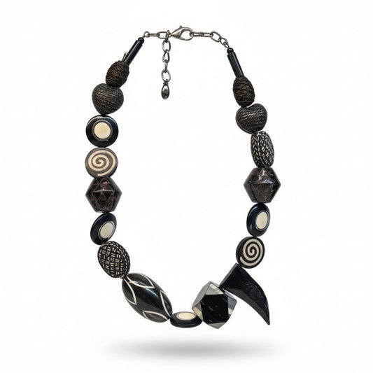 Collar blanco y negro