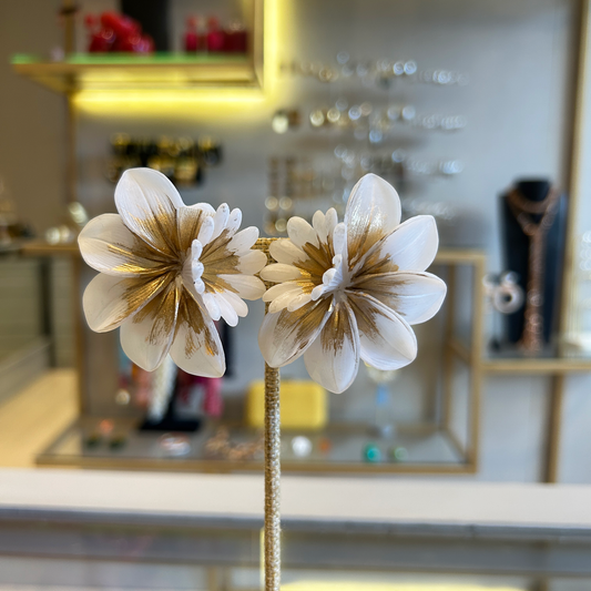 aros flores blancas y doradas