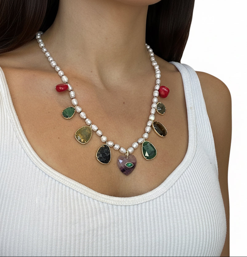 Collar de perlas con dijes de piedras
