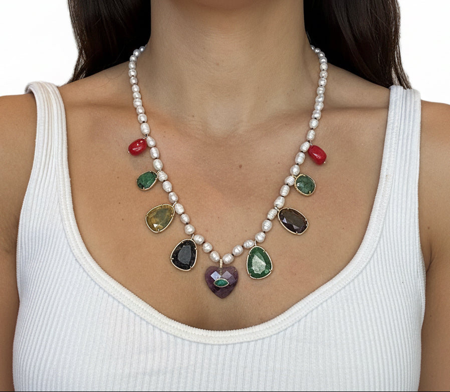 Collar de perlas con dijes de piedras