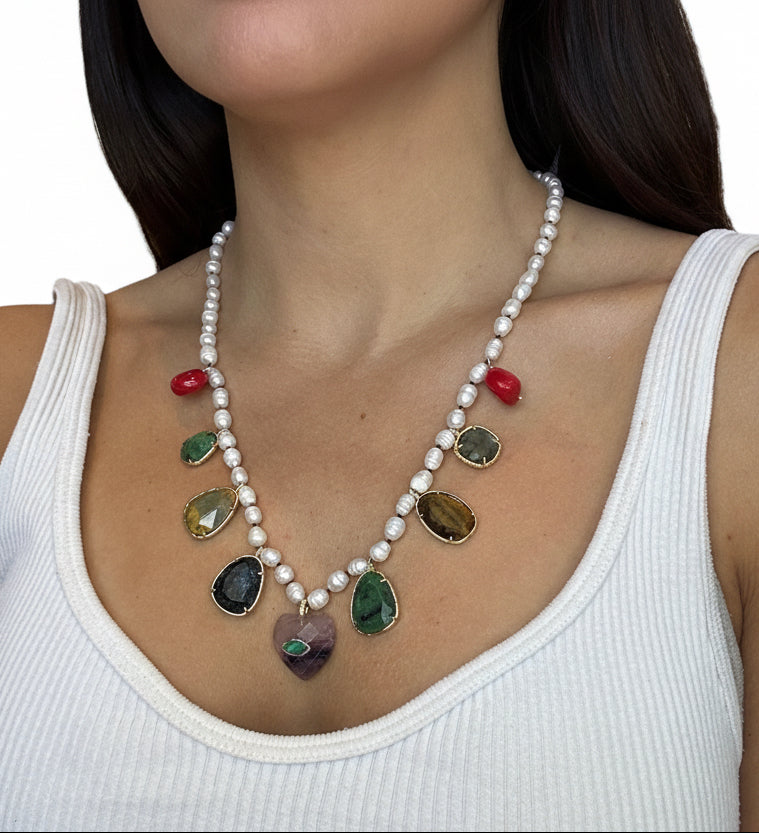 Collar de perlas con dijes de piedras