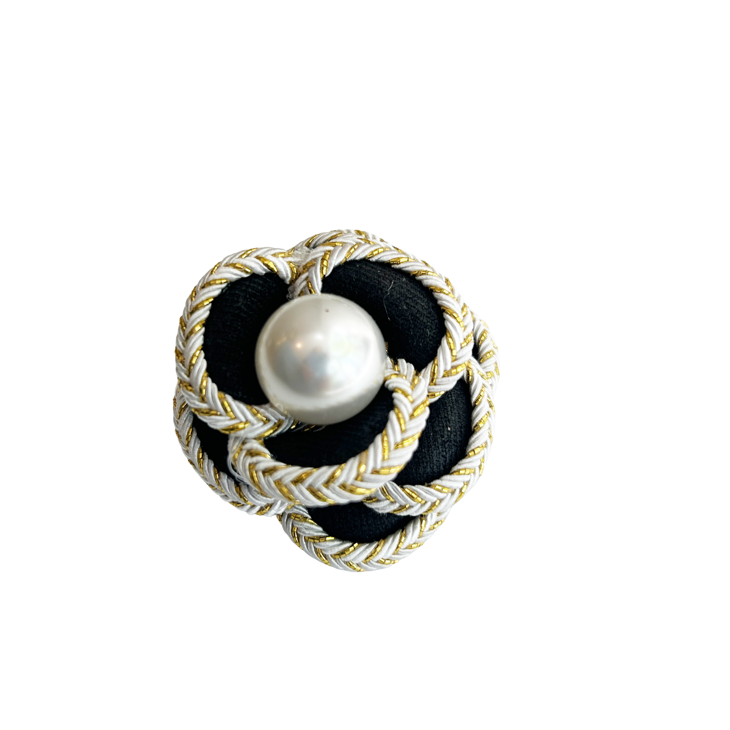 Broche camelia con volumen