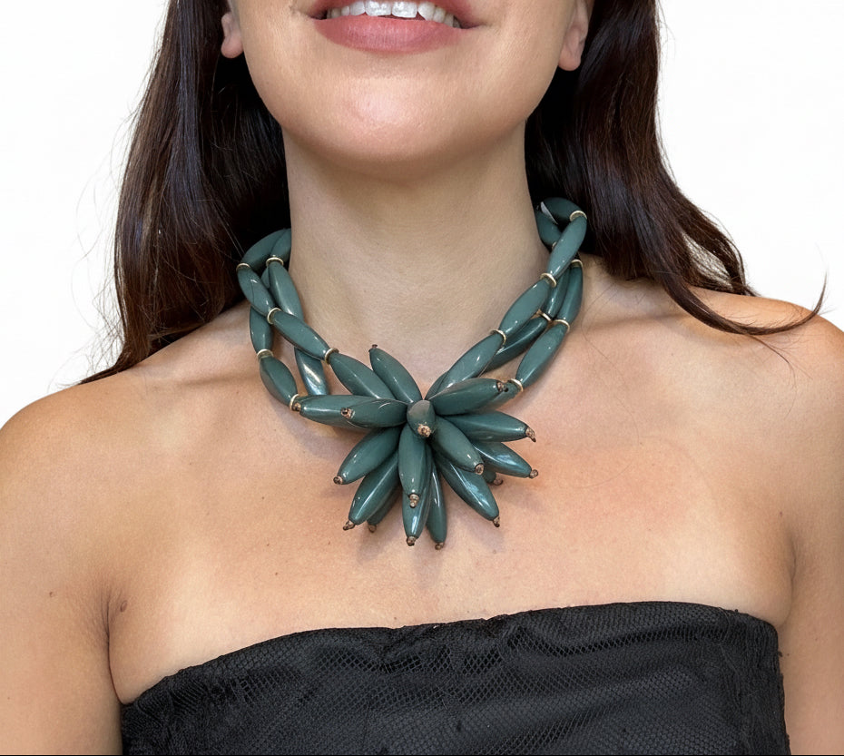 Collar con aplique central
