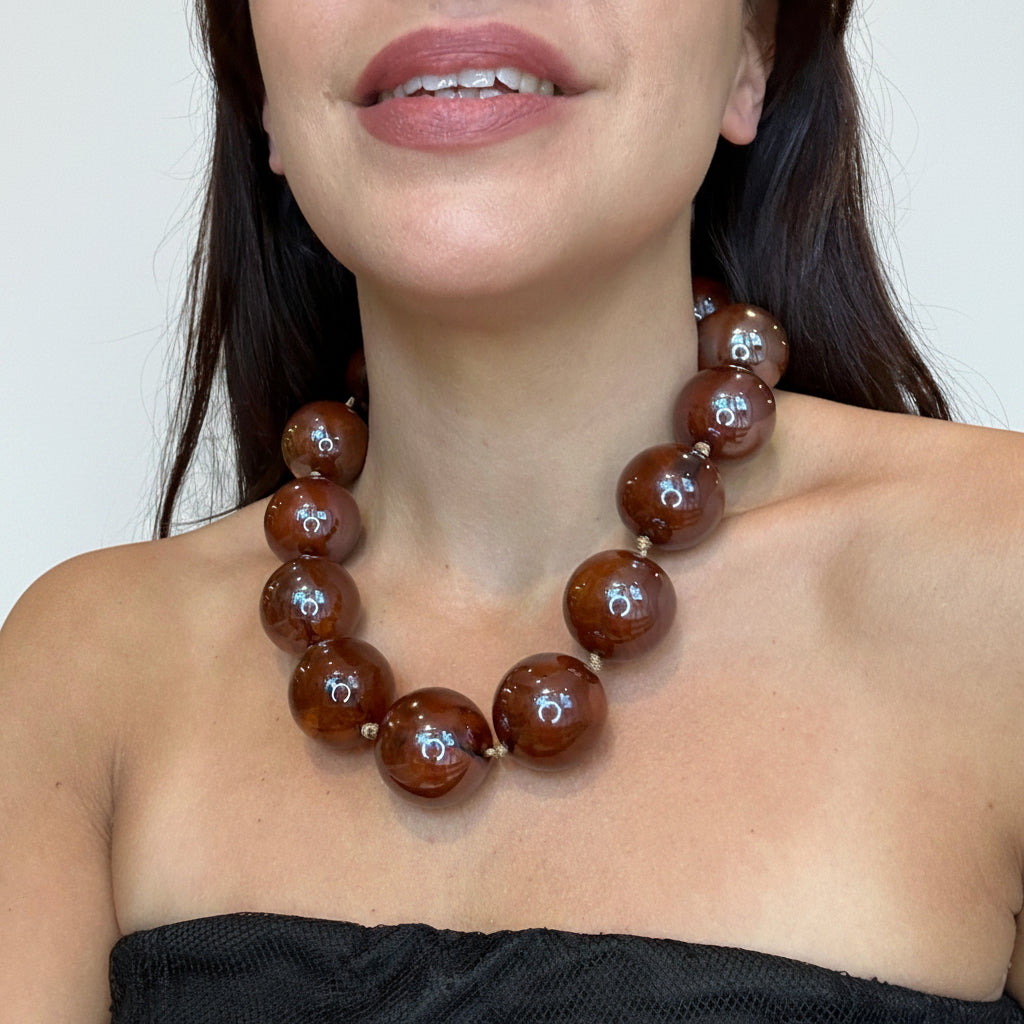 collar marron de resin a