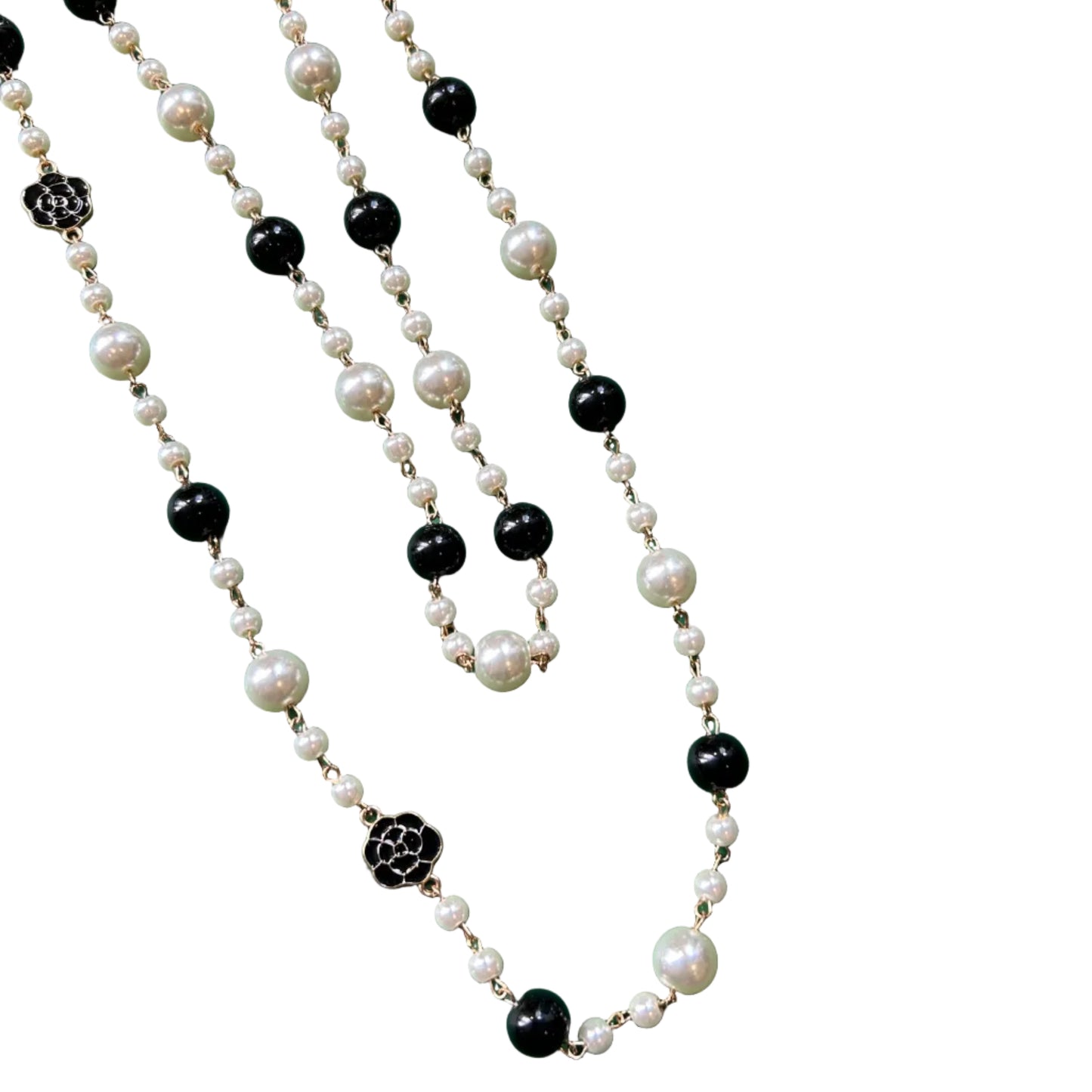 Collar largo de perlas negras y blancas