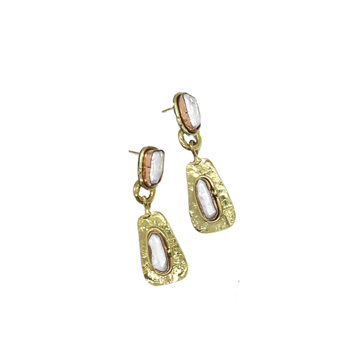 aros perlas barrocas con metal dorado