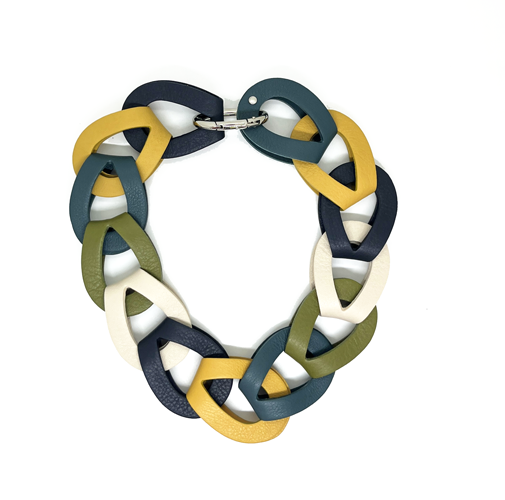 collar de cuero 
