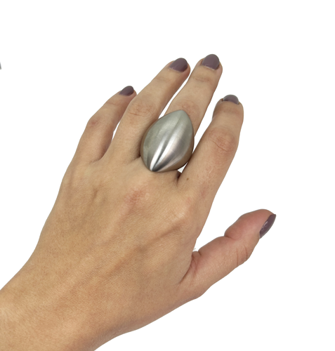 anillo de acero plateado