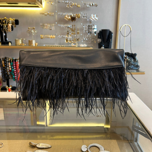 cartera nerga con plumas 