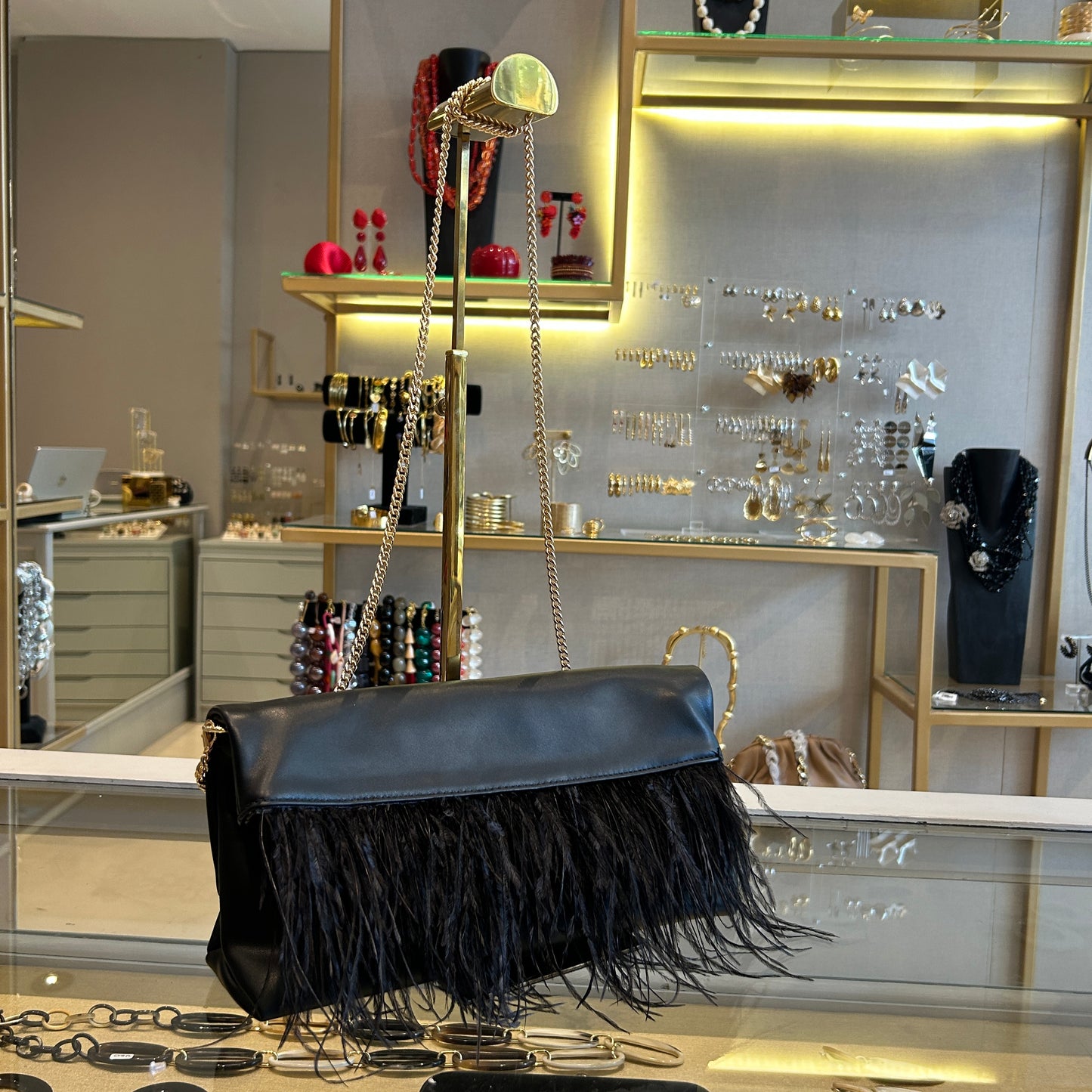 Bolso con plumas negras