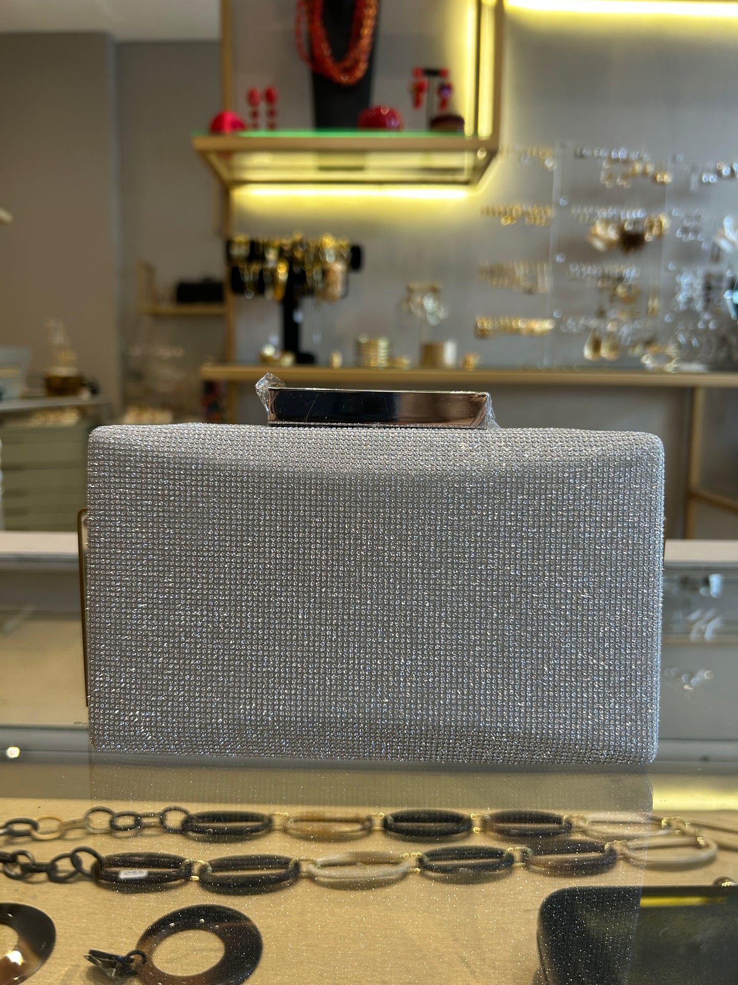 Clutch plateado brillante