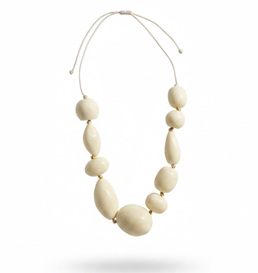 collar beige de resina 