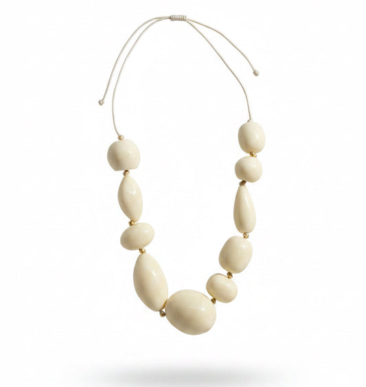 collar beige de resina 