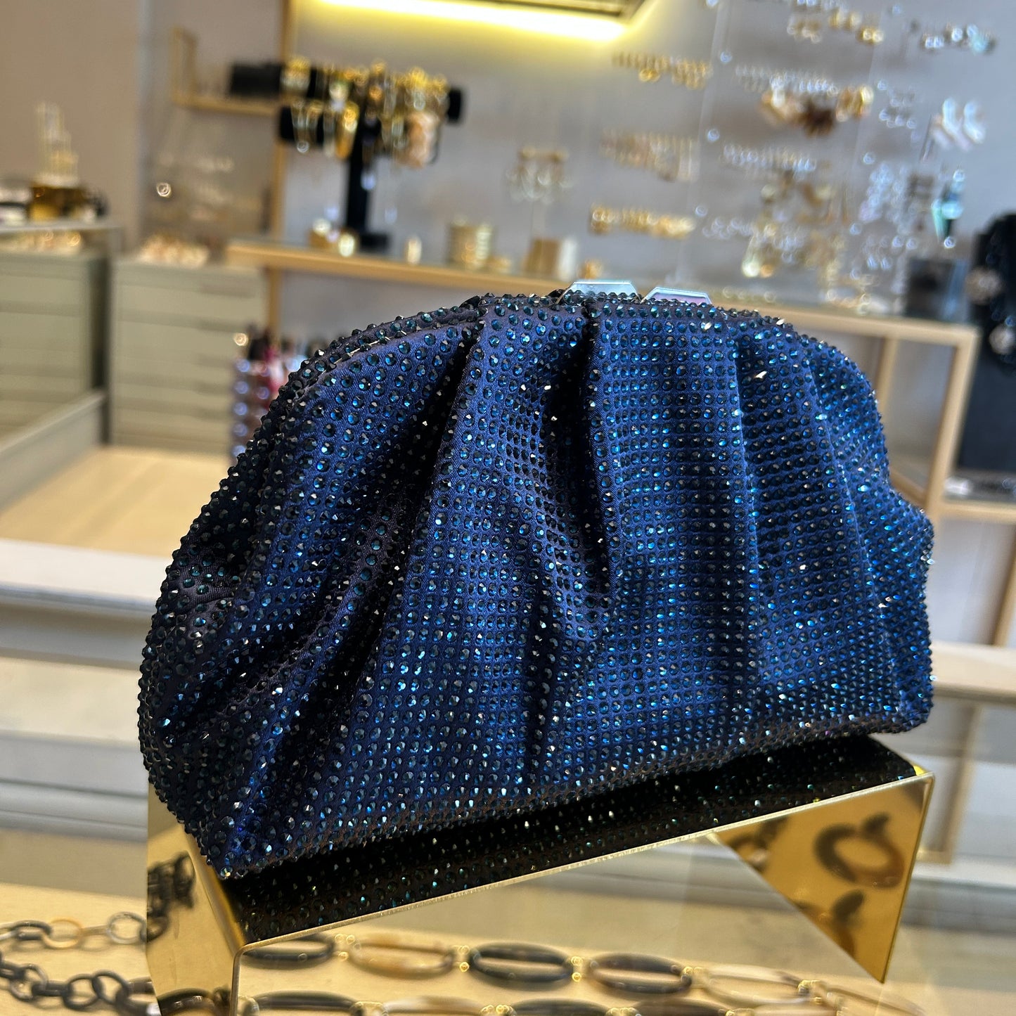 Bolso raso con strass azul