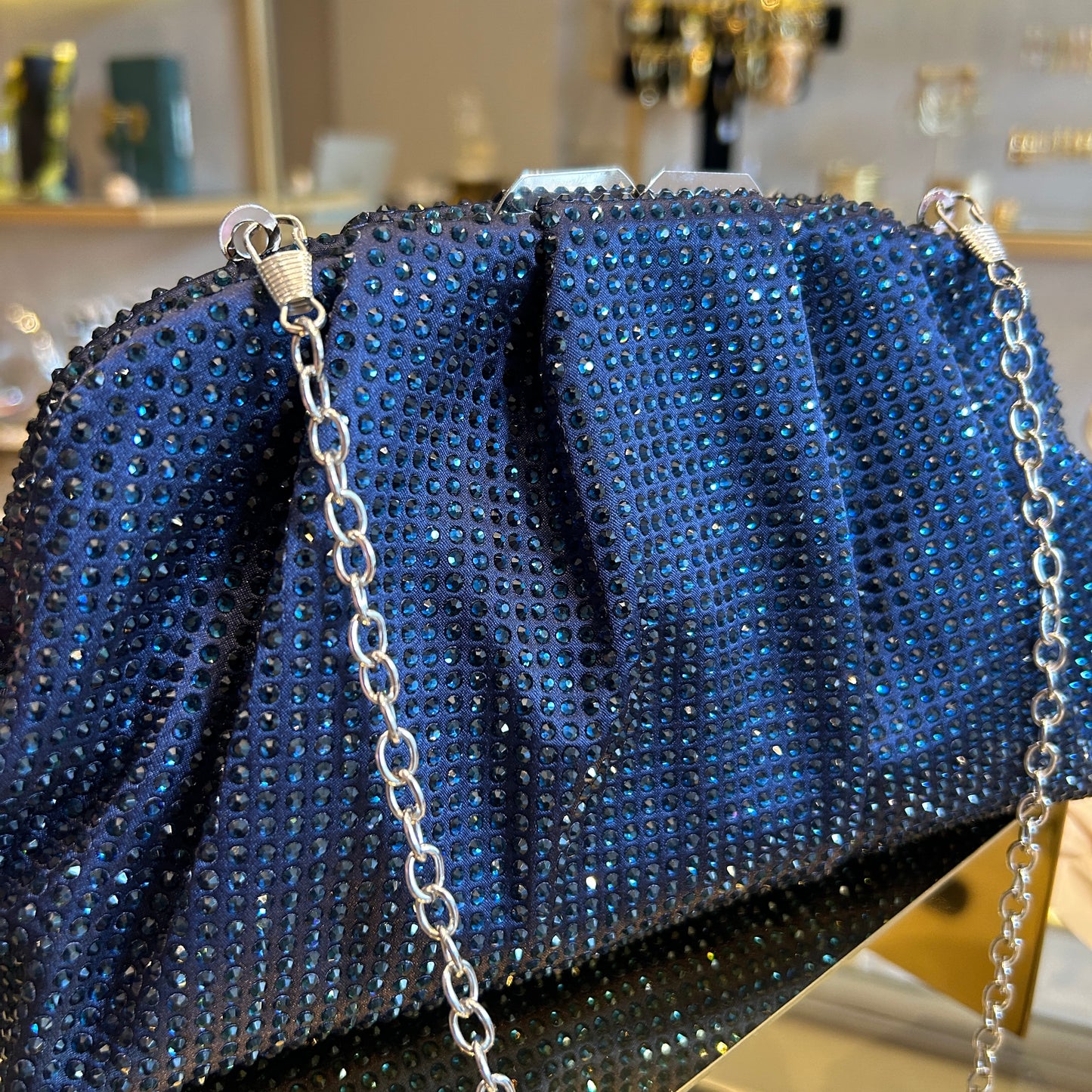 Bolso raso con strass azul
