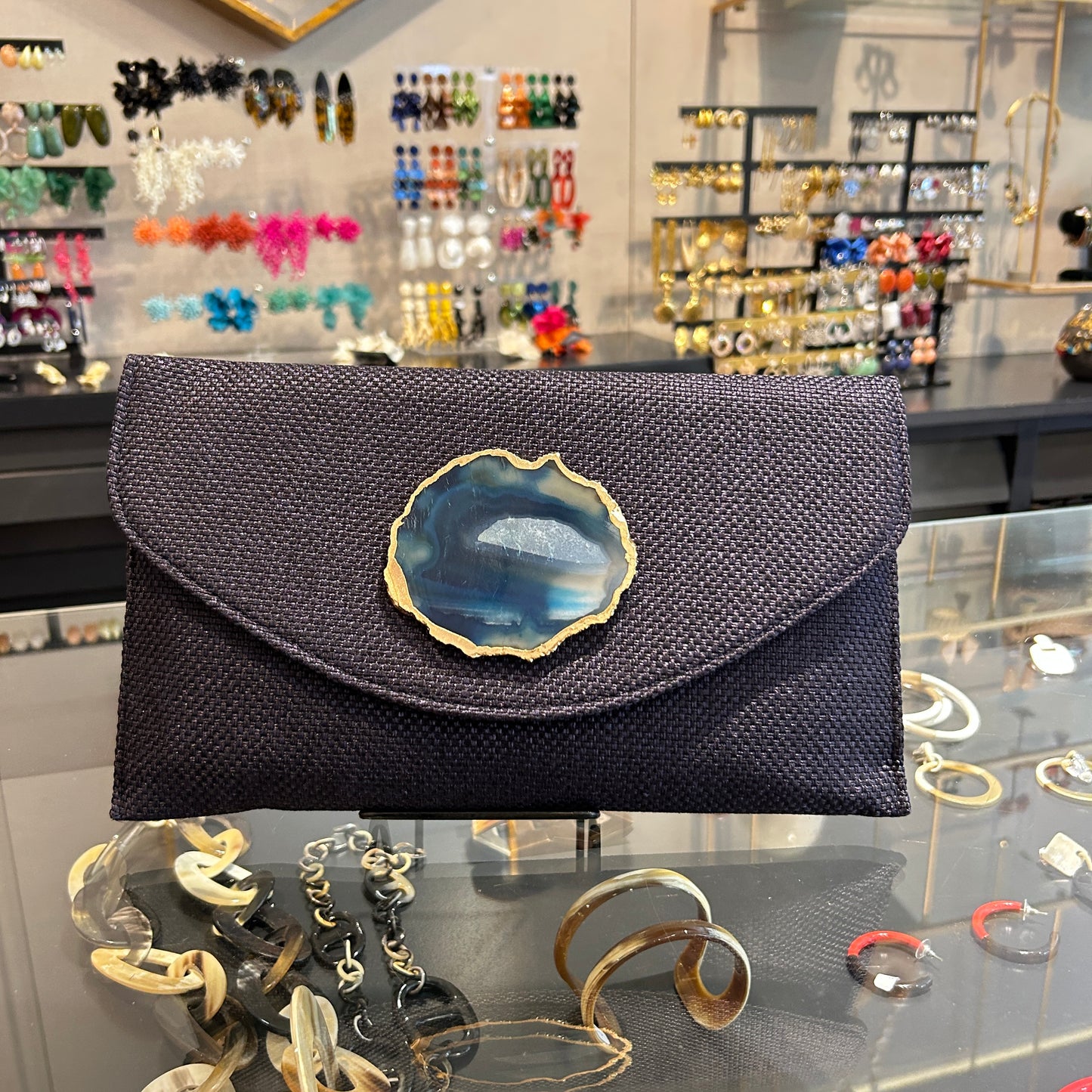 Sobre azul marino  con ágata