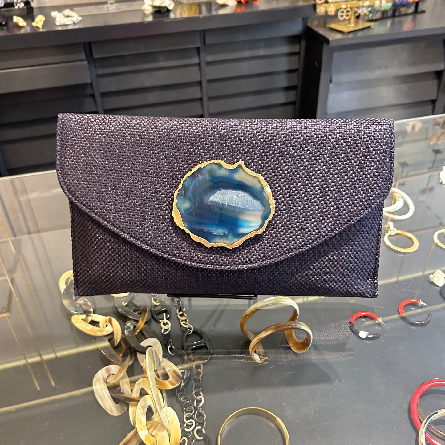 Sobre azul marino  con ágata