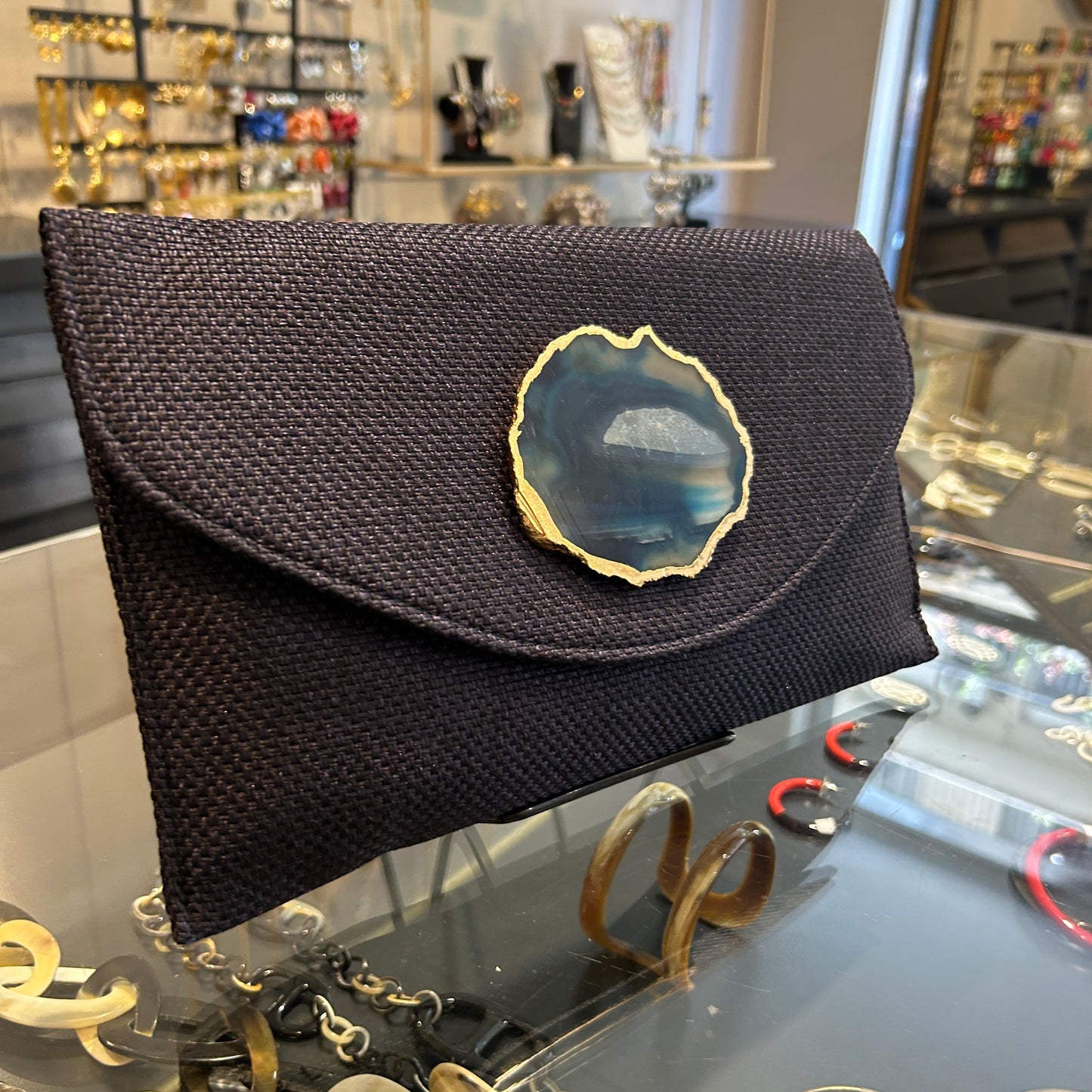 Sobre azul marino  con ágata