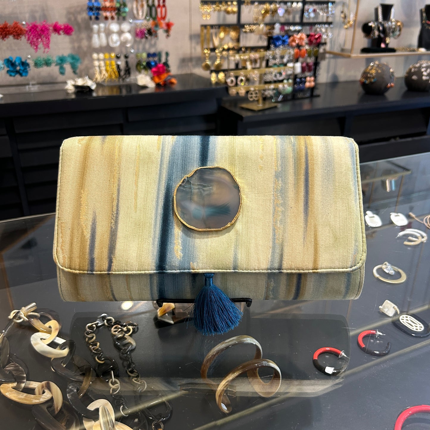 bolso verde y azulado 