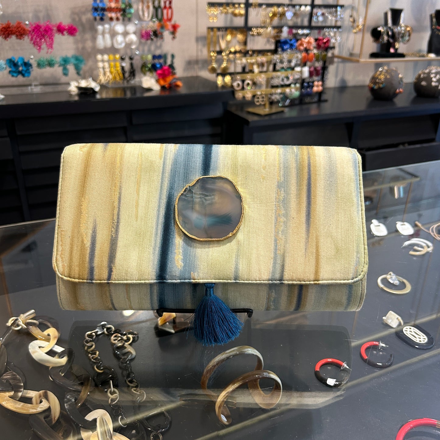 Sobre combinado azul y verde