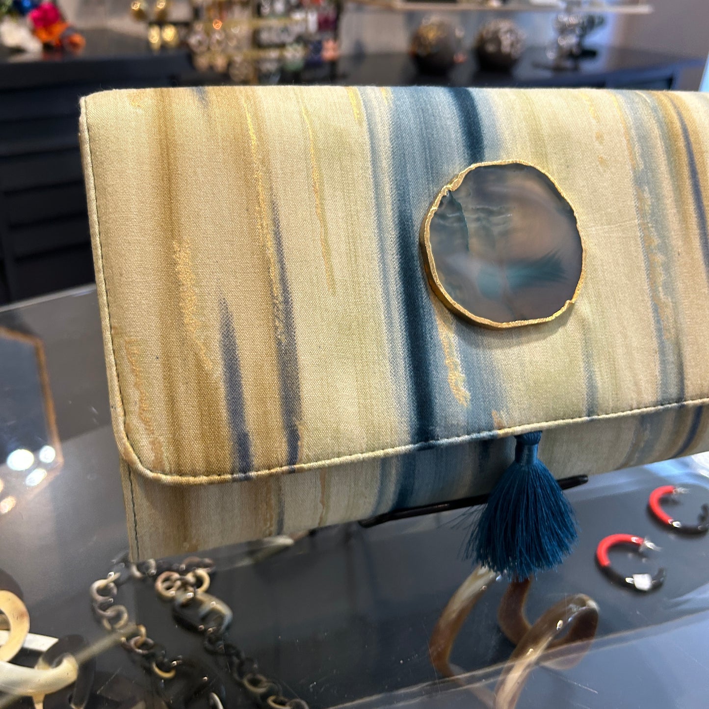 Sobre combinado azul y verde