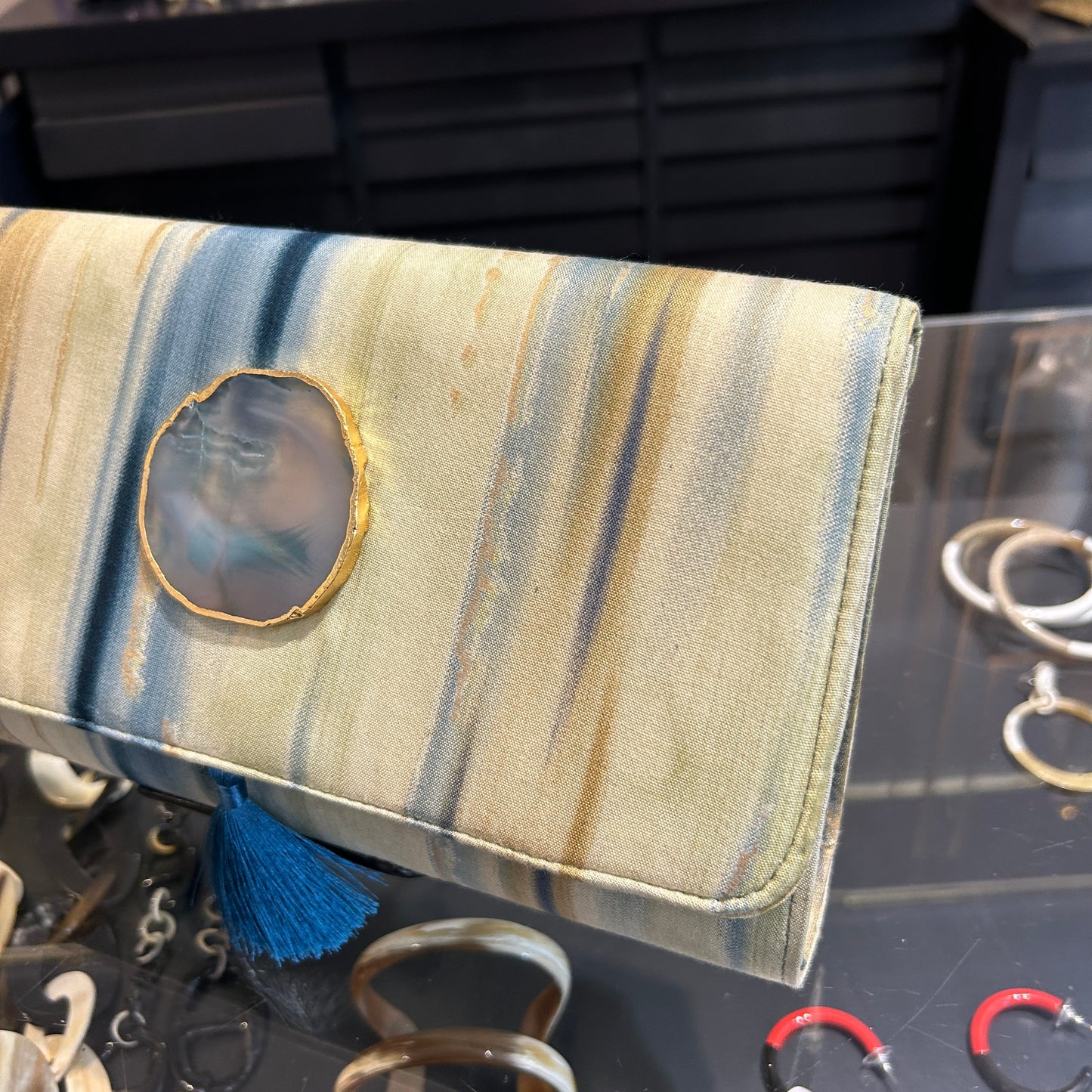 Sobre combinado azul y verde