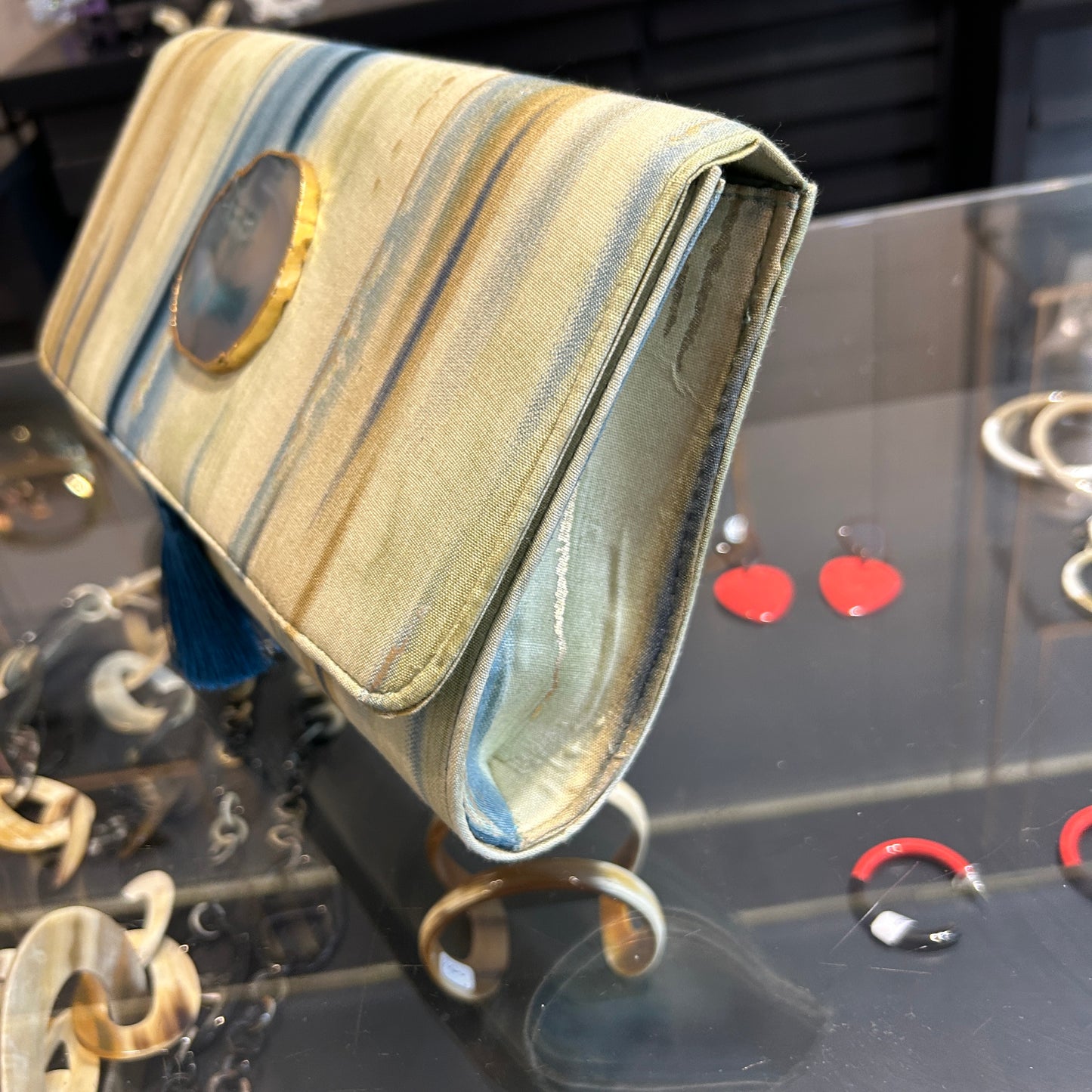 Sobre combinado azul y verde