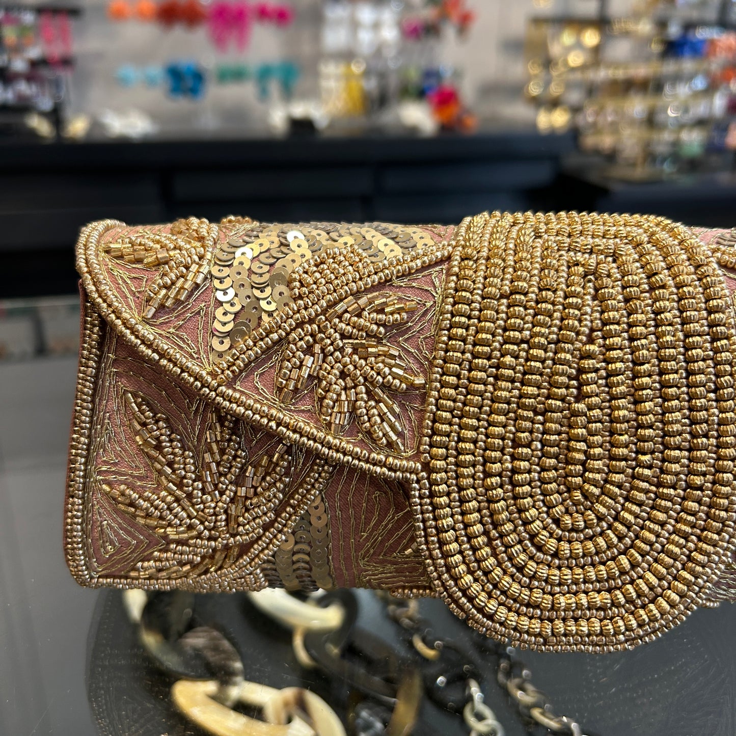 Bolso bordado en mostacillas